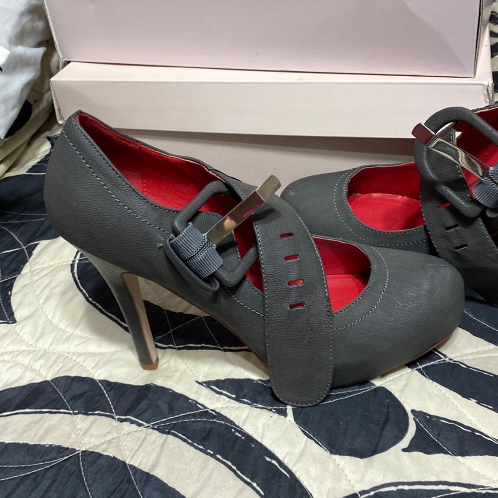 Gray heel